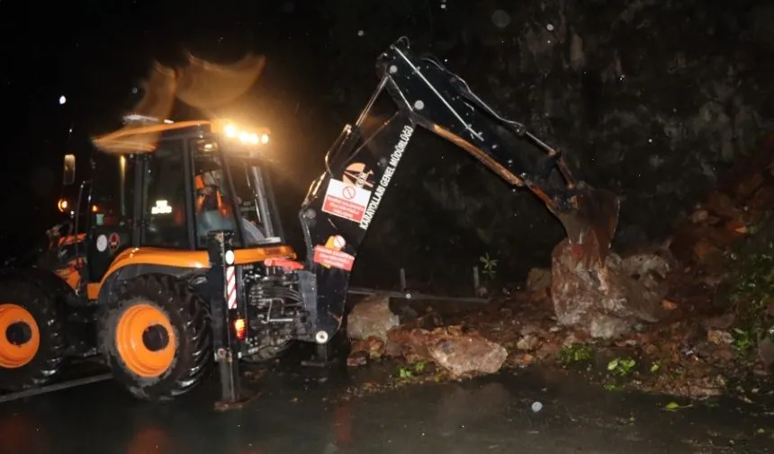 Rize'de heyelan nedeniyle Karadeniz Sahil Yolu ulaşıma kapandı