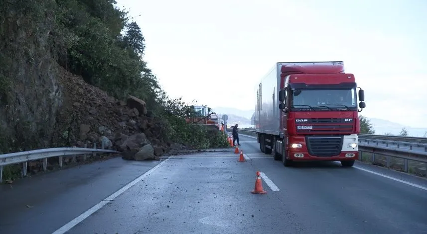 Karadeniz Sahil Yolu'nda heyelan sonrası çalışmalar sürüyor