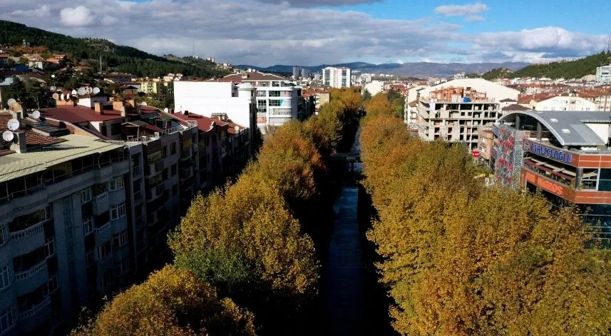 Karaçomak Deresi boyunca uzanan ağaçların sonbahar renkleri dron ile görüntülendi