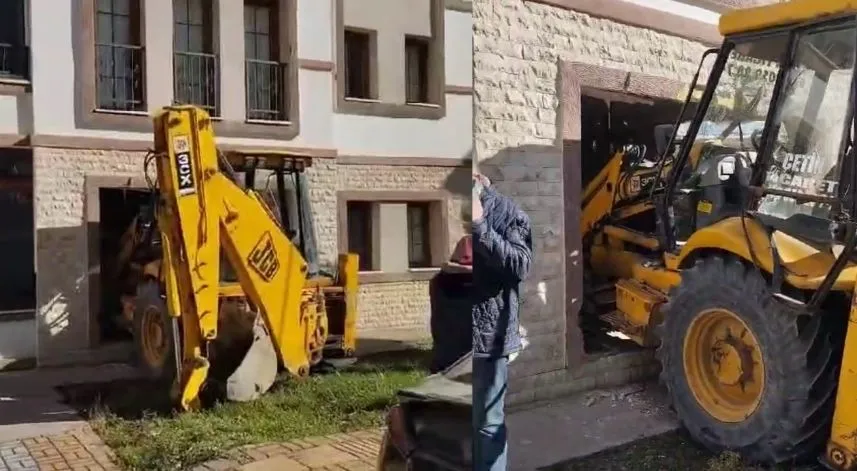 Freni arızalanan iş makinesinin girdiği evde 1 kişi yaralandı