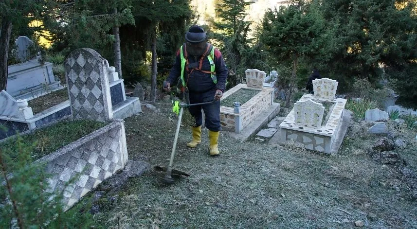 Tokat'taki mezarlıklar belediye ekiplerince temizlendi