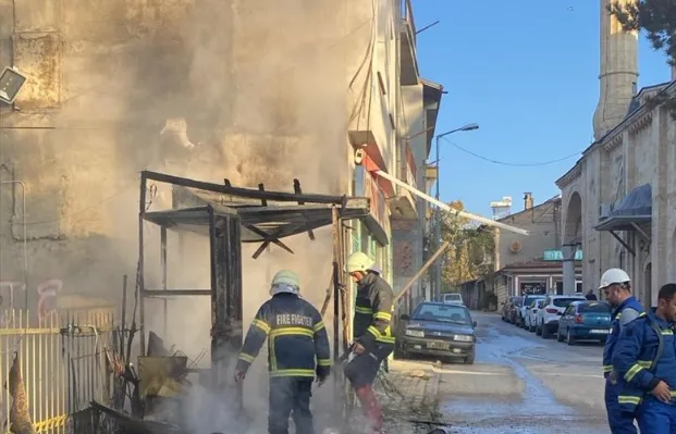 Tokat'ta piknik tüpü patlayan taksi durağı yandı