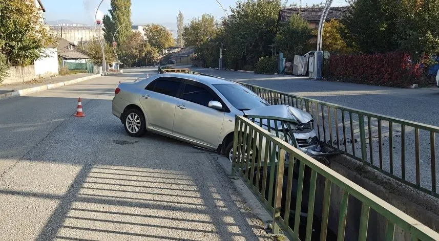 Karabük'te demir korkuluklara çarpan otomobilin sürücüsü yaralandı