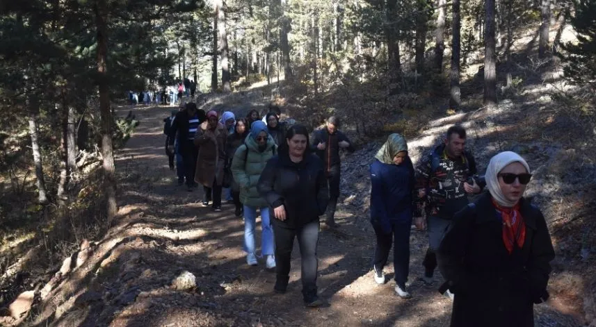 Gümüşhane'de üniversite öğrencileri doğa yürüyüşü yaptı