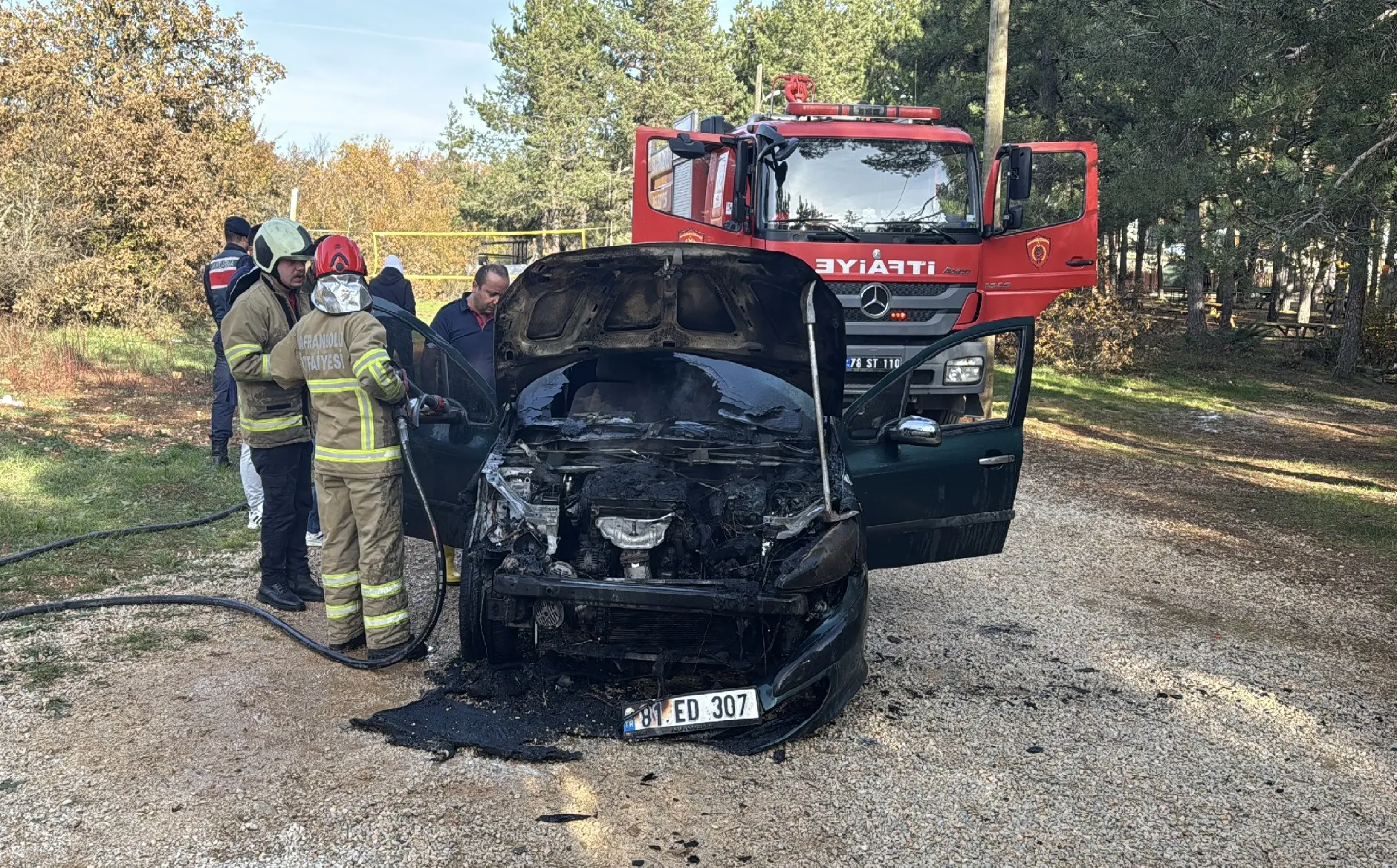 Karabük'te park halindeki otomobil yandı