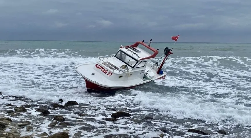 Balıkçı teknesi karaya oturdu