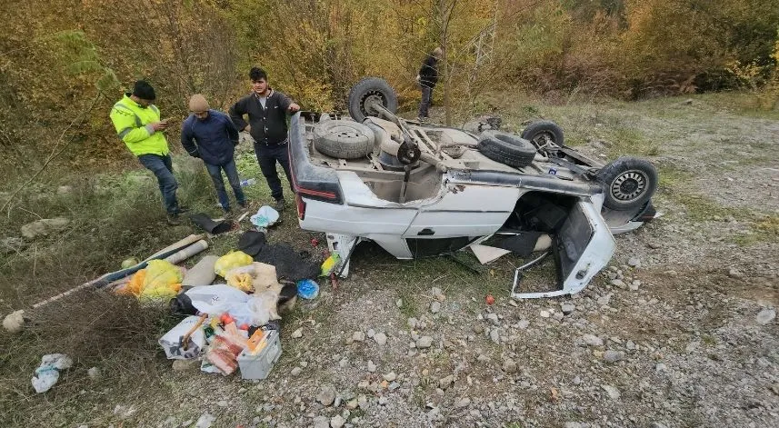 Zonguldak'ta devrilen otomobilde sıkışan çift yaralandı