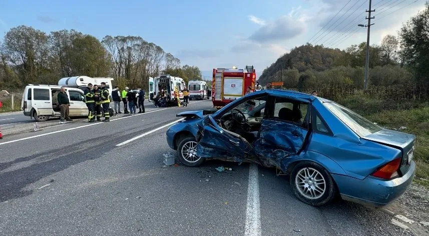 Otomobille hafif ticari araç çarpıştı, 7 kişi yaralandı