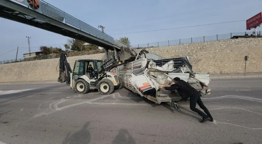 Kamyonun damperi üst geçide çarparak yola düştü