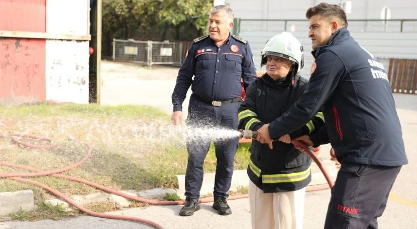 67 yaşında itfaiyeci olma hayalini gerçekleştirdi