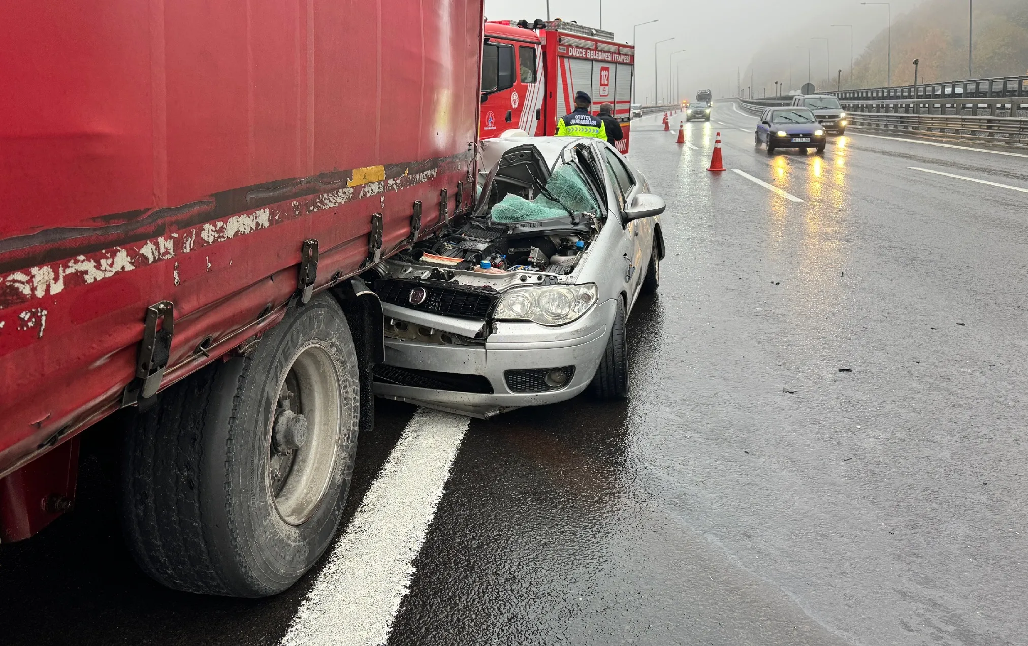 Tıra çarpan otomobildeki 1 kişi öldü, 4 kişi yaralandı