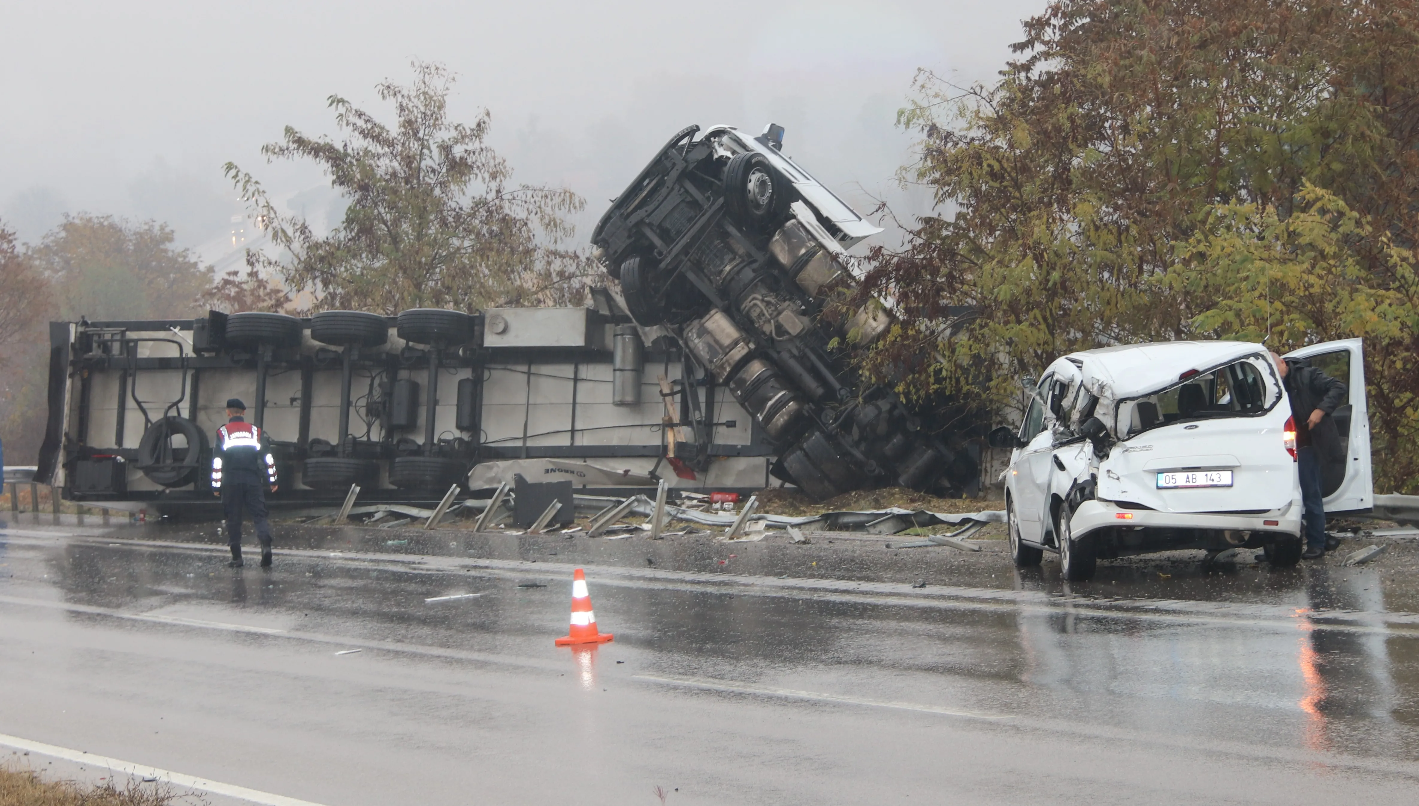 Amasya'da meydana gelen trafik kazasında araçlarda hasar oluştu