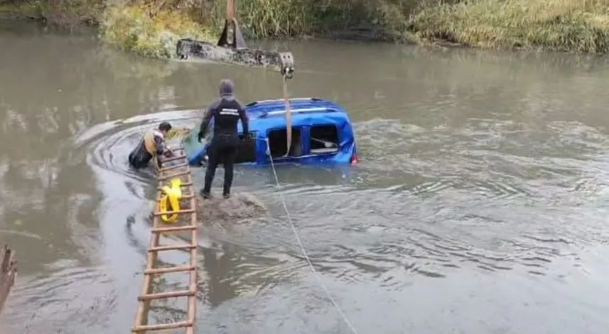 Yeşilırmak Nehri’ne düşen aracı ekipler çıkardı