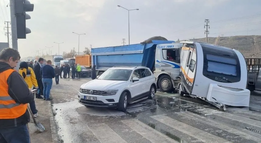 Kamyonun kırmızı ışıkta bekleyen araçlara çarptığı kazada 2 kişi yaralandı