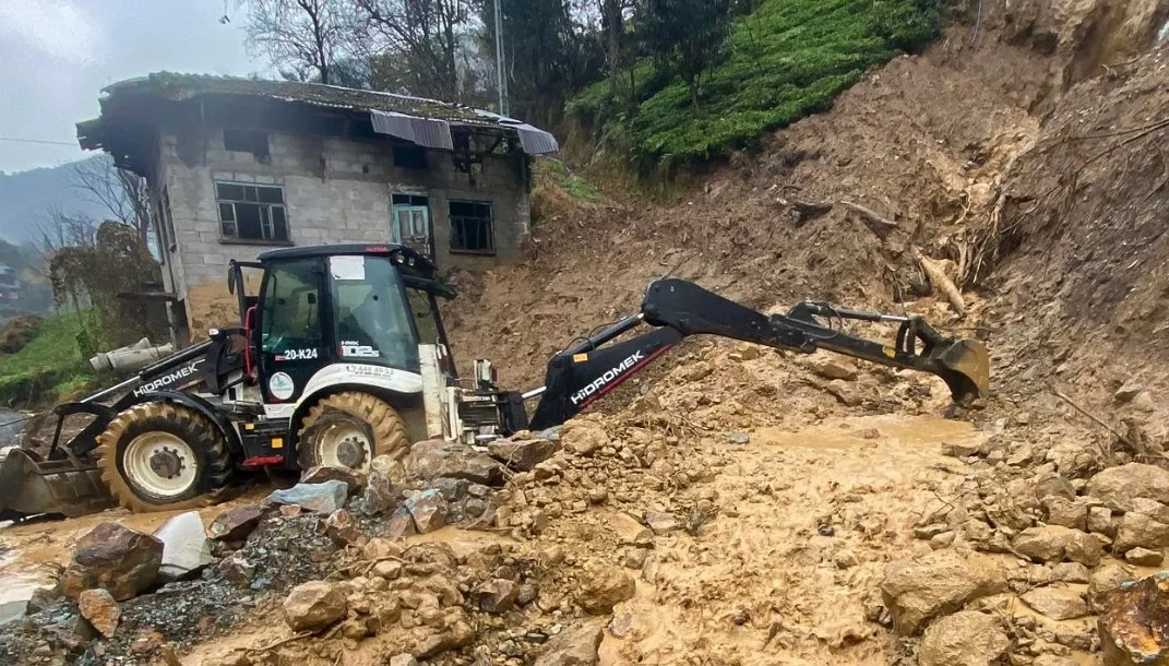 Rize'de şiddetli yağış nedeniyle 21 köy yolunda heyelan oldu