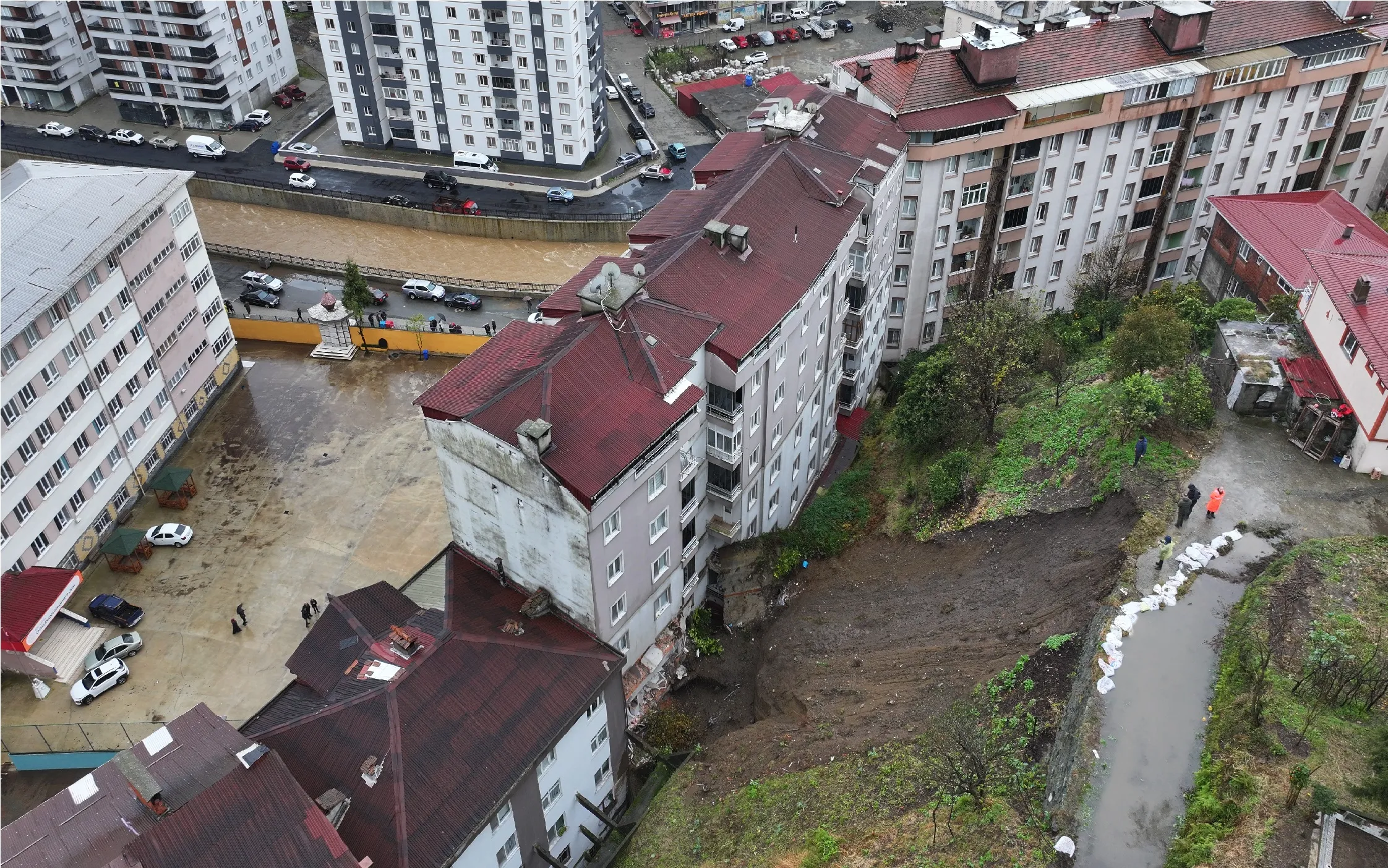 Rize'de heyelanlı bölge dron ile görüntülendi