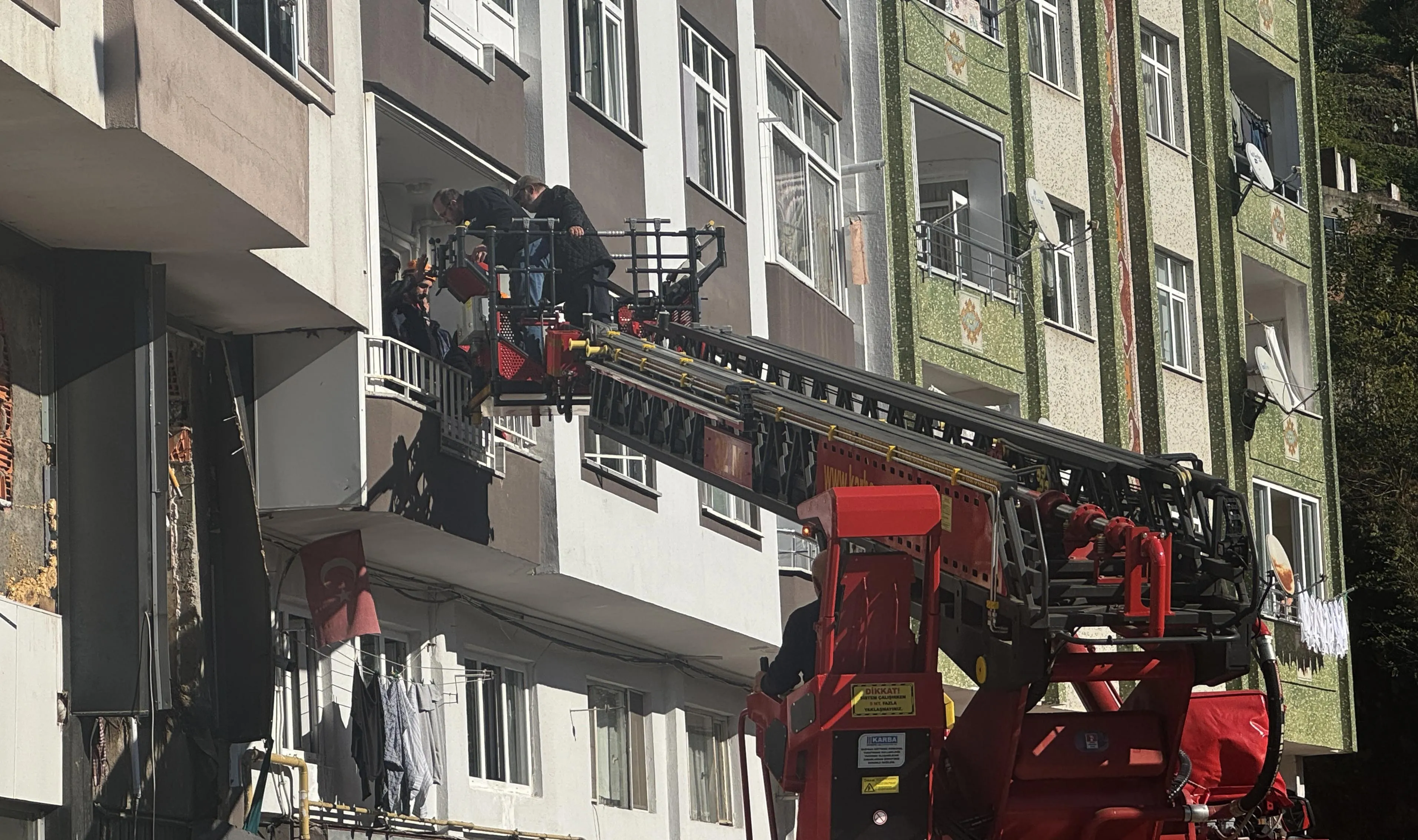 Rize'deki heyelanda evlerinden tahliye edilen vatandaşlar AFAD kontrolünde eşyalarını alıyor