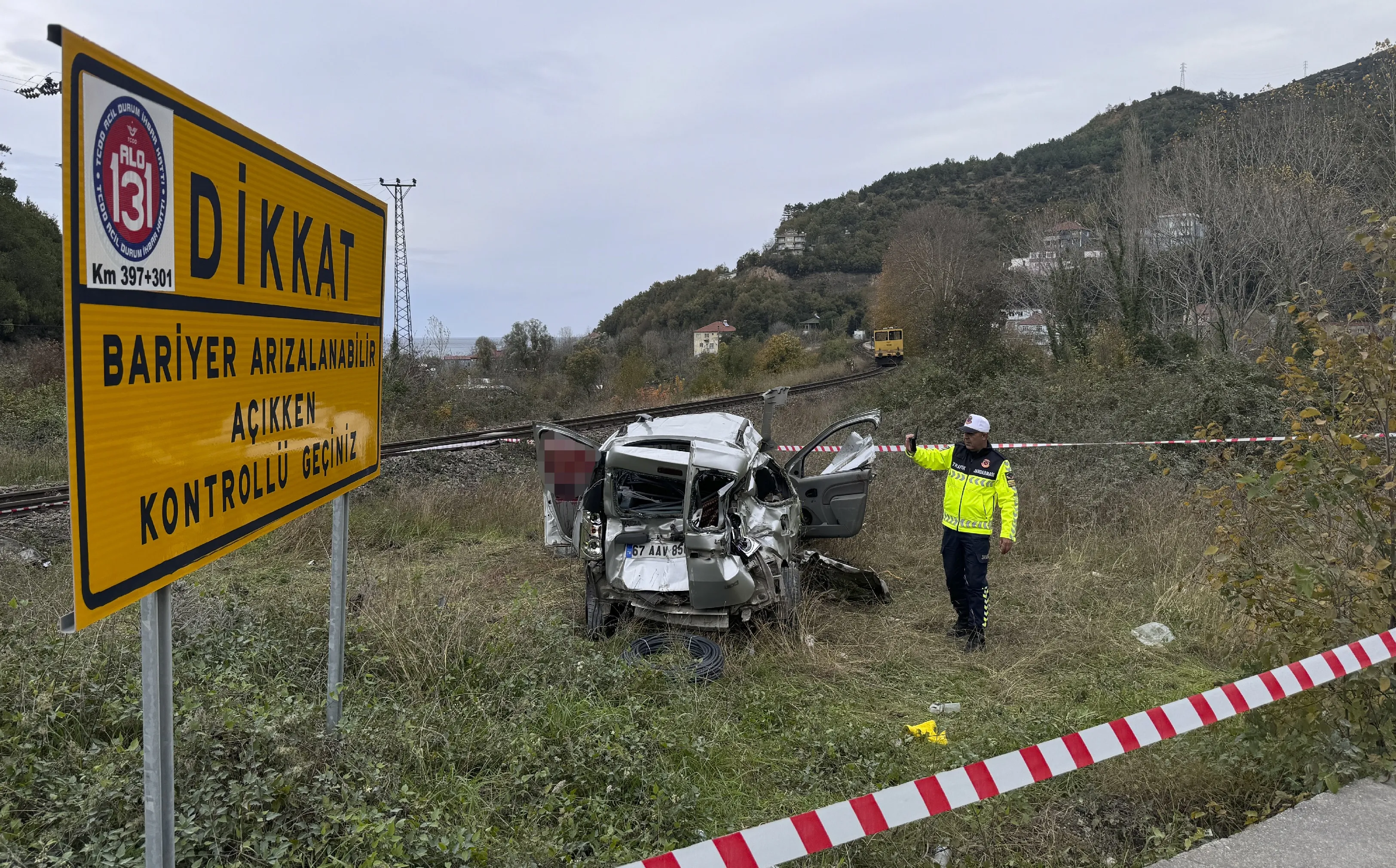 Zonguldak'ta trenin çarptığı hafif ticari araçtaki 2 kişi yaralandı