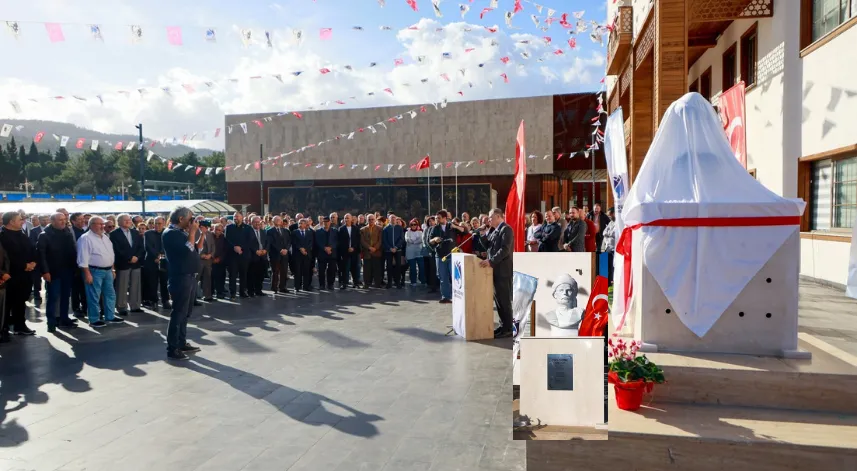 Öğretmeninin hediyesini meydana dikti