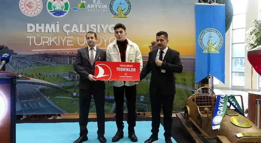 RİZE- Artvin Havalimanı'nında 1 milyonuncu yolcu için tören