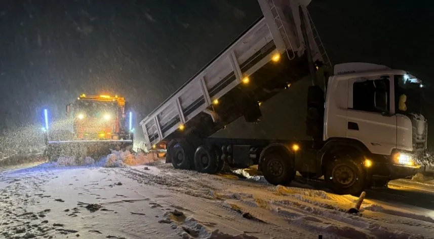 Ilgaz Dağı geçidinde kar yağışı nedeniyle yol ulaşıma kapandı