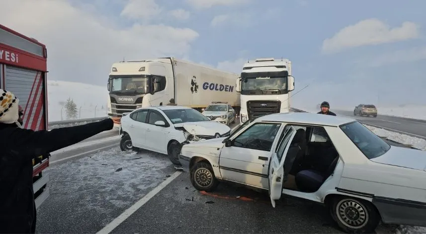 Çorum'da zincirleme trafik kazasında 10 kişi yaralandı