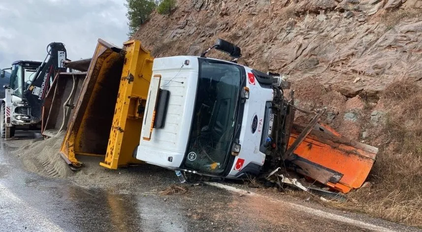 Karabük'te devrilen kar küreme ve tuzlama aracındaki 2 kişi yaralandı