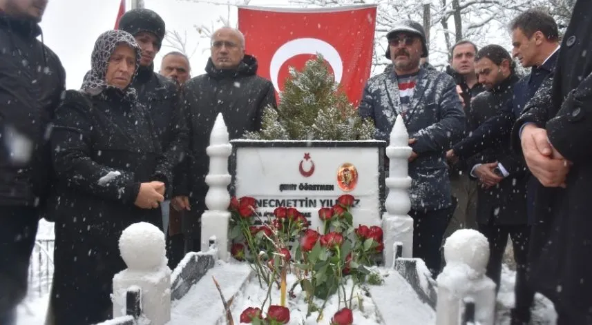 Şehit öğretmen Necmettin Yılmaz, Gümüşhane'de mezarı başında anıldı