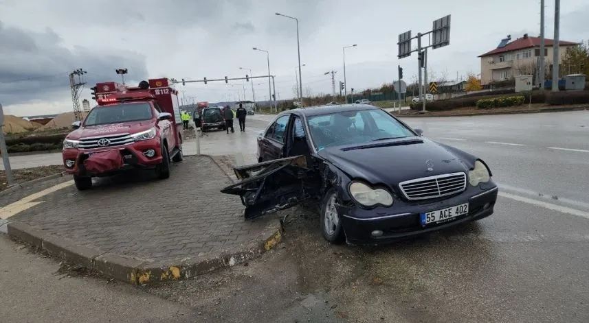 Amasya'da cip ile otomobilin çarpıştığı kazada 4 kişi yaralandı