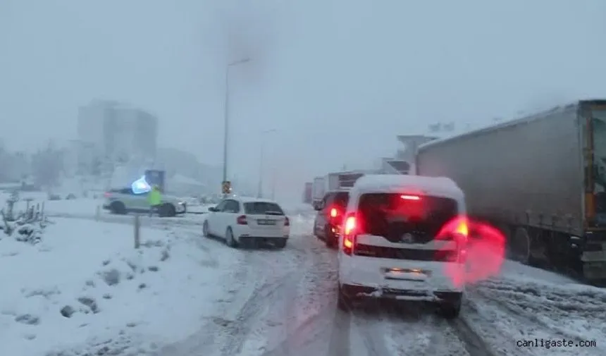 Kar Nedeniyle Yollarda Mahsur Kalan 800 Kişi Misafirhanelere Yerleştirildi