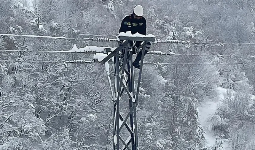 Aşırı kar yağışı ve fırtına nedeniyle oluşan elektrik kesintileri yaşandı