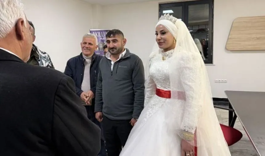 Karla kapanan yolda gelin ve damat mahsur kaldı