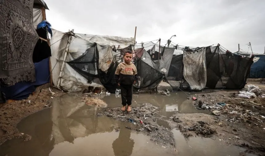 Gazze'de yerinden edilen Filistinlilerin çadırları yağmur sularının altında kaldı