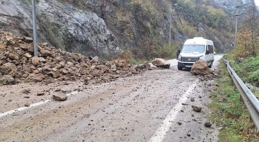 Karabük-Zonguldak kara yolundaki heyelan ulaşımı aksattı