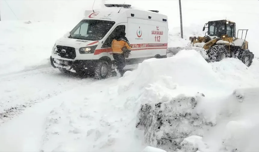 Kar nedeniyle köyde mahsur kalan hasta kurtarıldı