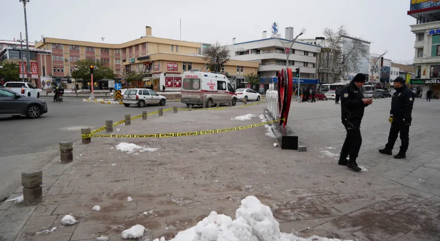 Erzincan yazısının önünde elektrik akımına kapıldı