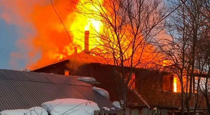 Çıkan yangında iki katlı ev kullanılmaz hale geldi