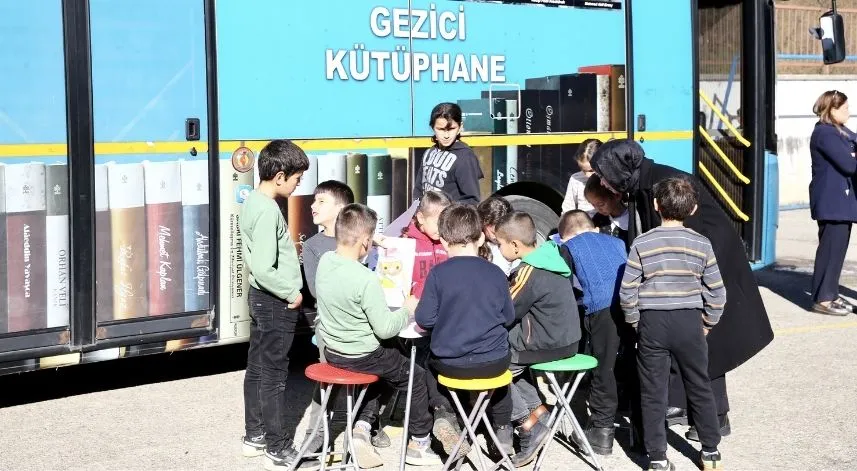 Köylerdeki çocuklar Gezici Kütüphane'nin yolunu gözlüyor