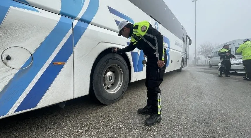 Yolcu otobüslerinde zorunlu kış lastiği denetimi yapıldı