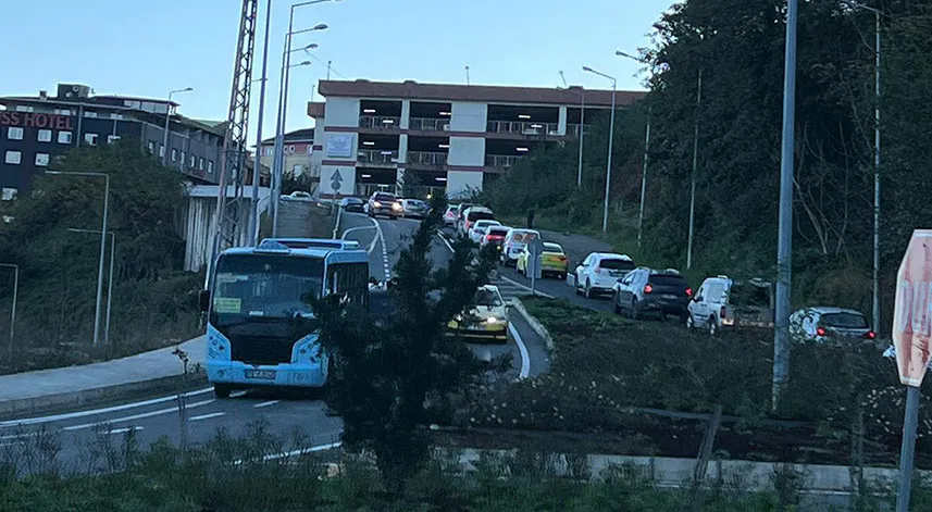 Rize Eğitim ve Araştırma Hastanesi yolunda trafik çilesi