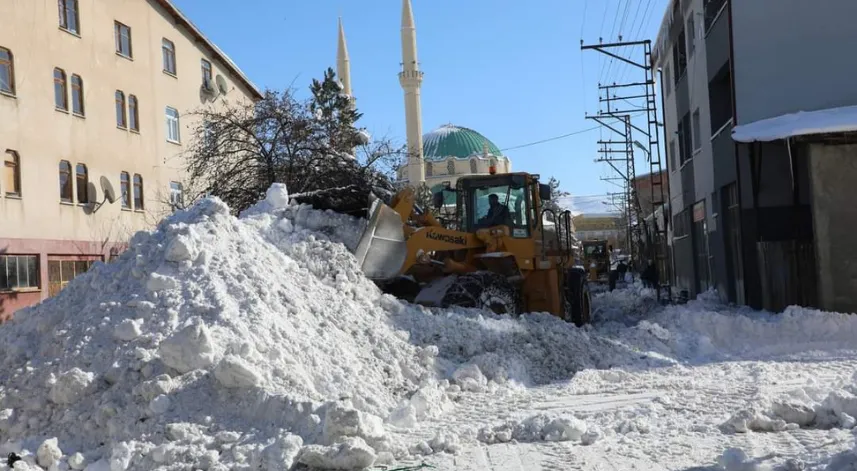 Bayburt'ta karla mücadele çalışmaları devam ediyor