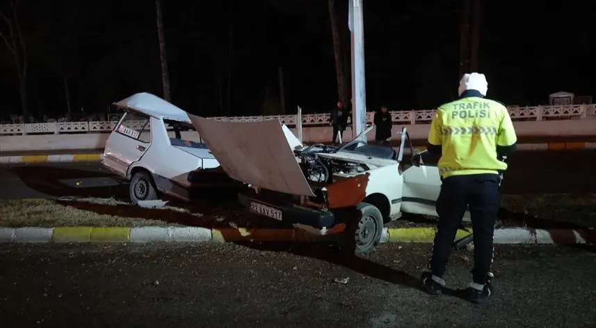 Aydınlatma direğine çarpan otomobil ikiye bölündü