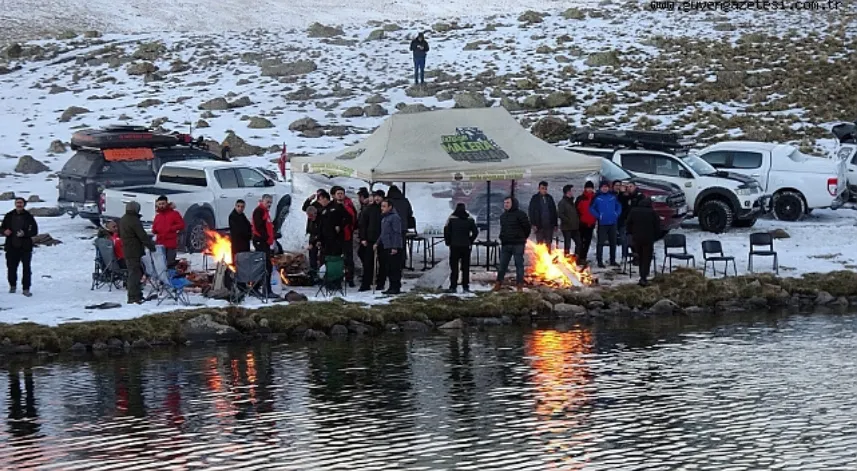 Kar ve buzla kaplı gölet çevresinde off-road etkinliği düzenlendi