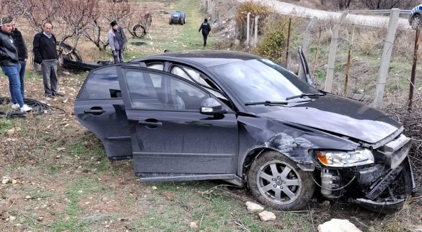 Ehliyetsiz Sürücünün Kullandığı Araç Bahçeye Uçtu: 1 Yaralı