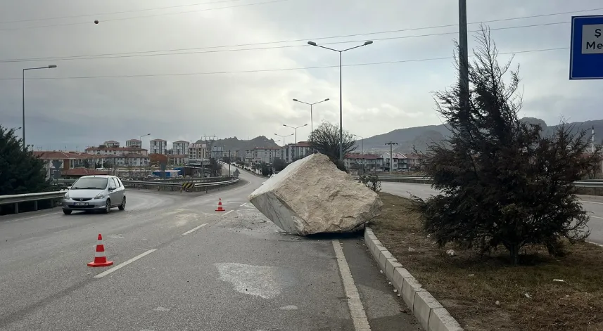 Yola düşen tonlarca ağırlığındaki mermer blok sürücülere zor anlar yaşattı