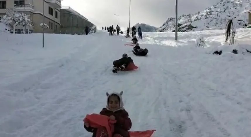 Yusufeli'nde 7'den 70'e kar keyfi