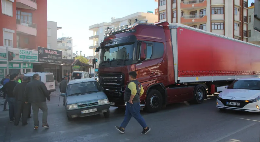 Babasının kaza yaptığını öğrenen oğlu paniğe kapılınca yayaya çarptı