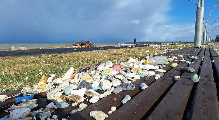 Karadeniz’in hırçın dalgaları sahildeki yürüyüş yoluna zarar verdi