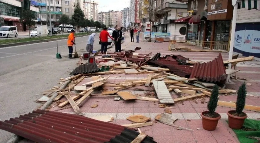 Samsun'da şiddetli lodostan çatılar uçtu