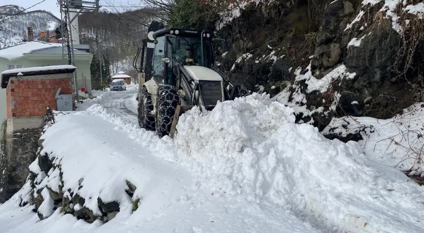 Trabzon’da kar nedeniyle kapanan mahalle yolları açılıyor